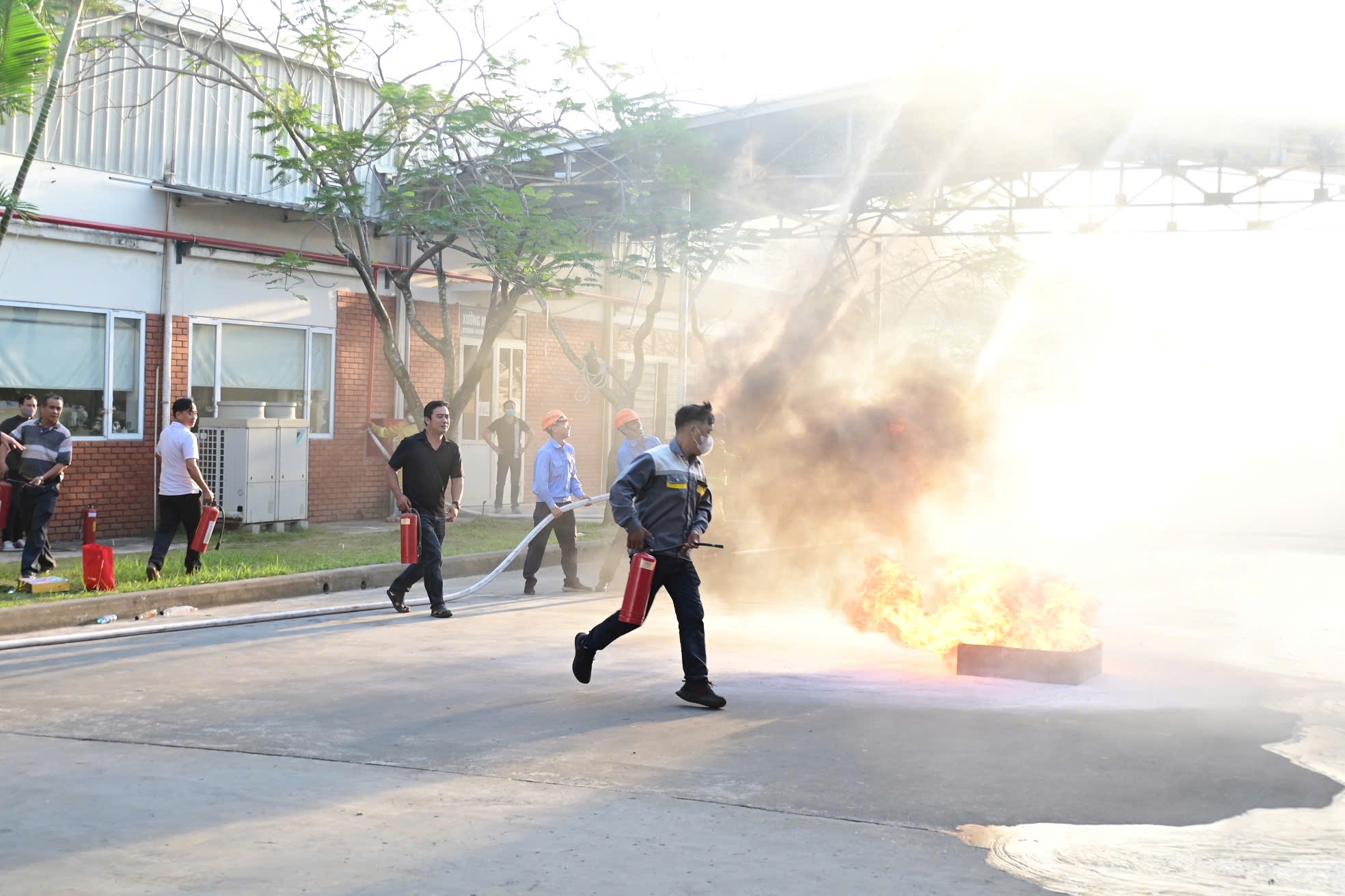 Cụm cơ quan doanh nghiệp an toàn PCCC đường 353-355 (Dương Kinh): Thực tập phương án chữa cháy và CNCN phối hợp nhiều lực lượng